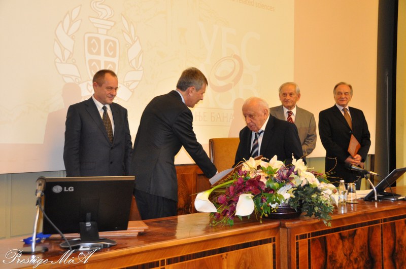 Picture of Dr. Miodrag Mihaljevic receives the Award
                from President of Serbian Academy of Sciences and Arts